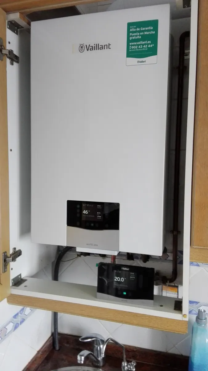 Instalación de caldera de gas Vaillant ecoTEC plus Smart en una vivienda de Viesques, Gijón